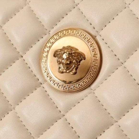 Versace Iconic La Medusa Nappa Quilted Cream lambskin Tote Bag NWT Authenticated - Picture 4 of 13